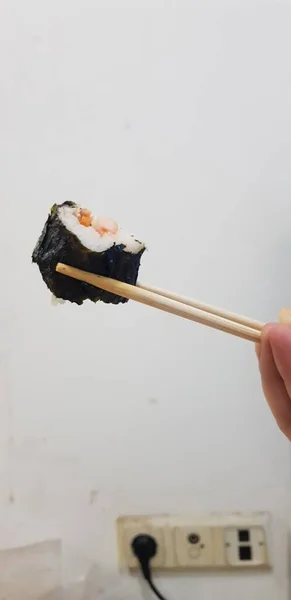 Sushi Rolle Mit Stäbchen Auf Weißem Hintergrund — Stockfoto