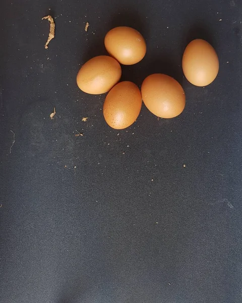 Small Raw Eggs Black Table — Stock fotografie