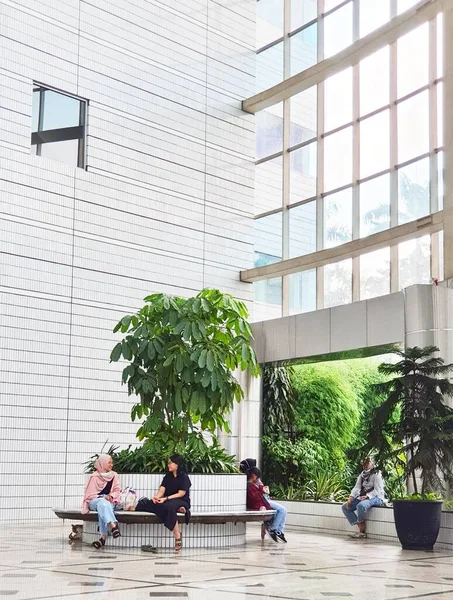 Jakarta July 2022 Some People Sitting Garden Building — Stockfoto