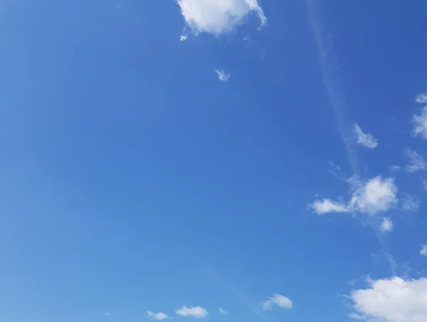 Wyczyść Błękitne Niebo Kilkoma Chmurami — Zdjęcie stockowe