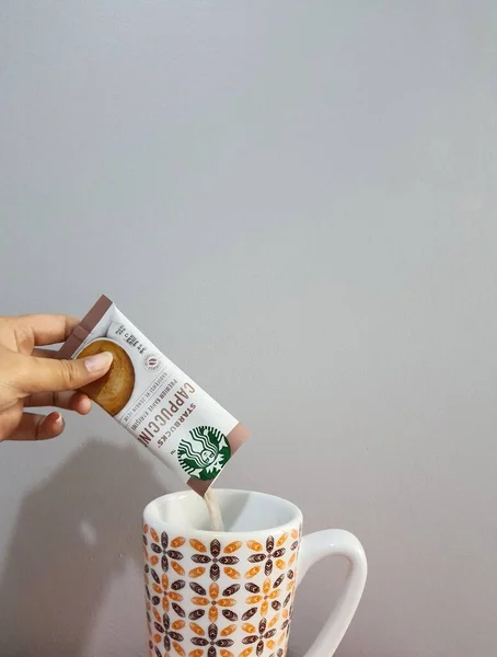 Hand Pouring Premium Instant Coffee Sachet Starbucks Cappuccino Coffee — Stockfoto