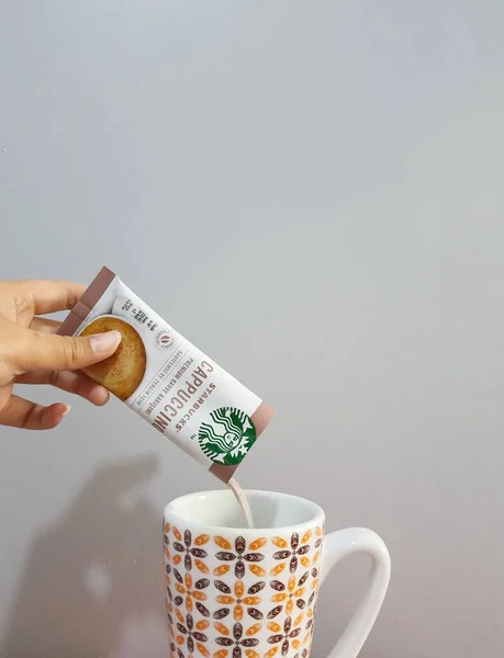 Hand Pouring Premium Instant Coffee Sachet Starbucks Cappuccino Coffee — Stockfoto