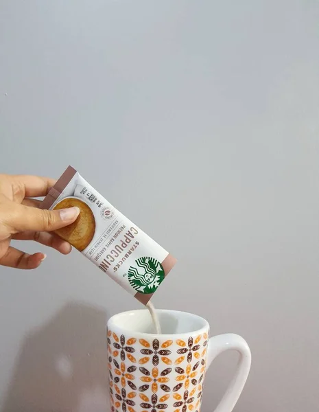Hand Pouring Premium Instant Coffee Sachet Starbucks Cappuccino Coffee — 스톡 사진