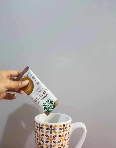 Hand Pouring Premium Instant Coffee Sachet Starbucks Cappuccino Coffee — 스톡 사진