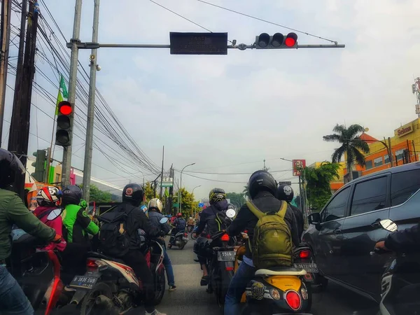 Джакарта Липні 2022 Року Багато Мотоциклістів Зупиняються Біля Світлофорів Чекаючи — стокове фото