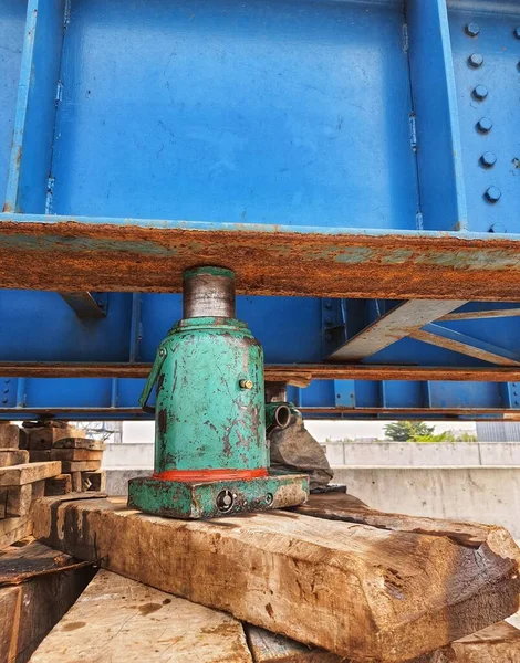 This is a hydraulic jack for lifting heavy loads. In this case it bear the load of massive steel beam