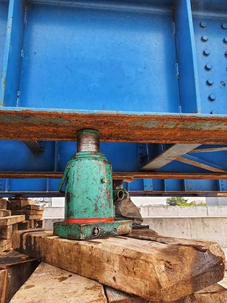 This is a hydraulic jack for lifting heavy loads. In this case it bear the load of massive steel beam
