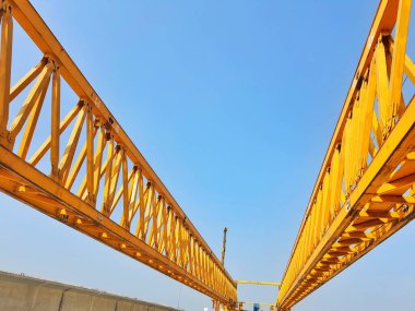 This is the steel structure of a launcher gantry that will be used for erection precast concrete I Girder (PCI Girder) across the river . This yellow gantry launcher comes from China with a capacity of up to 140 tons, with a maximum launch speed of 4