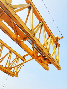 This is the steel structure of a launcher gantry that will be used for erection precast concrete I Girder (PCI Girder) across the river . This yellow gantry launcher comes from China with a capacity of up to 140 tons, with a maximum launch speed of 4