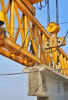 This is the steel structure of a launcher gantry that will be used for erection precast concrete I Girder (PCI Girder) across the river . This yellow gantry launcher comes from China with a capacity of up to 140 tons, with a maximum launch speed of 4