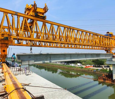 This is the steel structure of a launcher gantry that will be used for erection precast concrete I Girder (PCI Girder) across the river . This yellow gantry launcher comes from China with a capacity of up to 140 tons, with a maximum launch speed of 4