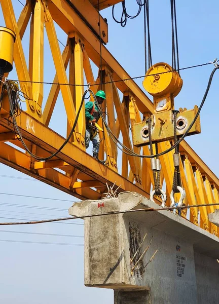 Steel Structure Launcher Gantry Used Erection Precast Concrete Girder Pci — Fotografia de Stock