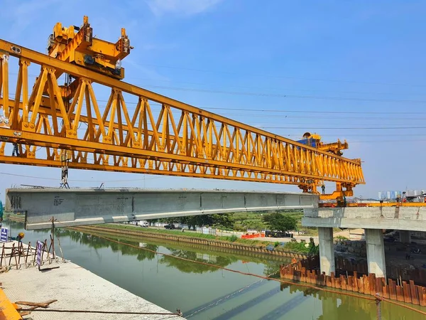 This is the steel structure of a launcher gantry that will be used for erection precast concrete I Girder (PCI Girder) across the river . This yellow gantry launcher comes from China with a capacity of up to 140 tons, with a maximum launch speed of 4