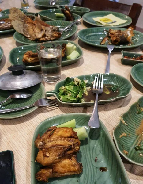 Leftovers Restaurant Table Plates Were Empty Were Still Side Dishes — ストック写真