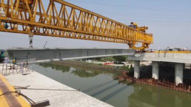 This is the steel structure of a launcher gantry that will be used for erection precast concrete I Girder across the river . This yellow gantry launcher comes from China with a capacity of up to 140 tons, with a maximum launch speed of 4 m / min.