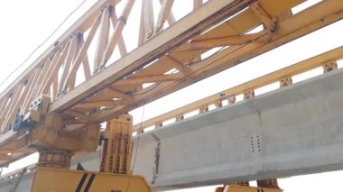 This is the steel structure of a launcher gantry that will be used for erection precast concrete I Girder across the river . This yellow gantry launcher comes from China with a capacity of up to 140 tons, with a maximum launch speed of 4 m / min.