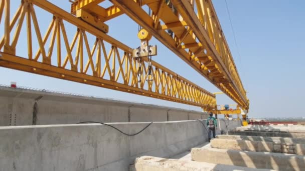 Steel Structure Launcher Gantry Used Erection Precast Concrete Girder River — Vídeo de Stock