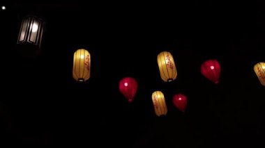 Birkaç tane asılı kağıt fener, geceleri çok güzel aydınlatılıyor. Fener rüzgarda sallandı. Pantai Indah Kapuk, Jakarta 'da bir Çin festivalinde..