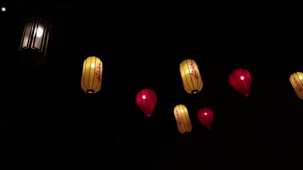 Diverse Lanterne Appese Carta Splendidamente Illuminate Notte Lanterna Ondeggiava Nel — Video Stock