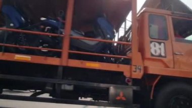 Batı Java, Endonezya Temmuz 2022. Trafik lambasında koşullar, birçok iki tekerlekli motorlu aracın önünde durduğu yerde..