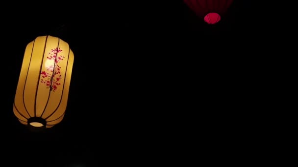 Diverse Lanterne Appese Carta Splendidamente Illuminate Notte Lanterna Ondeggiava Nel — Video Stock