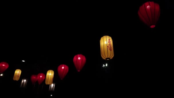 いくつかのぶら下げ紙提灯 美しく夜に点灯します その提灯は風に揺れる ジャカルタのパンタイ インディア カプクで開催された中国祭りで — ストック動画