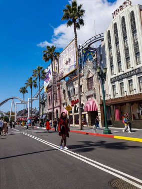Osaka, Japonya, 9 Nisan 2019. Bu, güneşli bir günde Japonya Universal Stüdyolarında fotoğraf çeken birkaç turist. Çünkü eşsiz ve güzel binaları var..