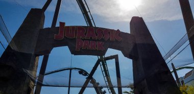 Osaka, Japonya, 9 Nisan 2019. Japonya Universal Stüdyoları 'ndaki Jurassic Park gezisi. Bu bölgede dinozor şeklinde birkaç manken var..