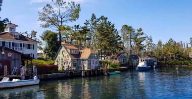 Osaka, Japonya, 9 Nisan 2019. Universal Stüdyoları Japonya 'nın ortasında güzel bir yapay göl. Bu gölden etrafındaki gezintileri görebilirsin..