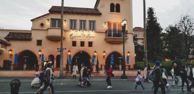 Osaka, Japonya, 9 Nisan 2019. Azzurra, Osaka, Japonya 'daki Universal Stüdyoları' ndaki Capri Pizza Restoranı cephesinde. Önünde turistler yürüyordu..