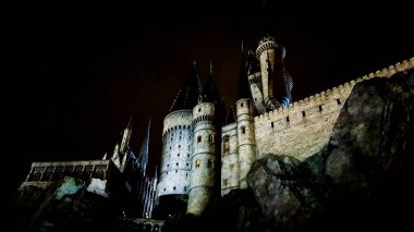 Osaka, Japonya, 8 Temmuz 2019. Hogwarts Kalesi 'nde geceleyin çok güzel bir ışık gösterisi. Bunu Universal Stüdyoları Japonya' yı ziyaret ettiğinizde görmelisiniz. Çok gergin ve ilginç..
