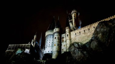 Osaka, Japonya, 8 Temmuz 2019. Hogwarts Kalesi 'nde geceleyin çok güzel bir ışık gösterisi. Bunu Universal Stüdyoları Japonya' yı ziyaret ettiğinizde görmelisiniz. Çok gergin ve ilginç..