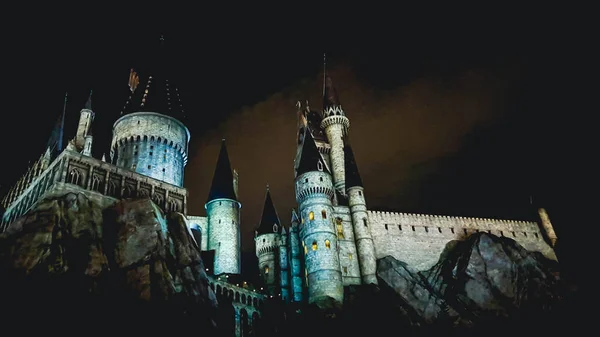 Osaka, Japonya, 8 Temmuz 2019. Hogwarts Kalesi 'nde geceleyin çok güzel bir ışık gösterisi. Bunu Universal Stüdyoları Japonya' yı ziyaret ettiğinizde görmelisiniz. Çok gergin ve ilginç..