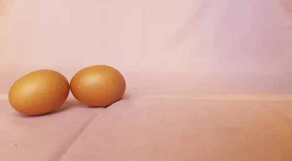 Esta Uma Foto Três Ovos Lado Outro Fundo Rosa — Fotografia de Stock