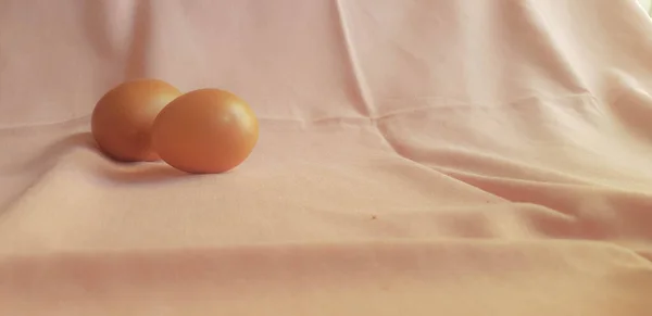 Esta Uma Foto Três Ovos Lado Outro Fundo Rosa Esta — Fotografia de Stock