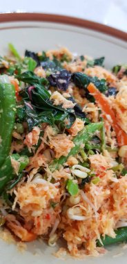 Sebze Urap Endonezya 'nın tipik sağlıklı gıdalarından biridir. Bu geleneksel yemek haşlanmış sebze ve baharatlı rendelenmiş hindistancevizi içeren bir salata şeklinde..