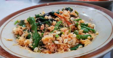 Sebze Urap Endonezya 'nın tipik sağlıklı gıdalarından biridir. Bu geleneksel yemek haşlanmış sebze ve baharatlı rendelenmiş hindistancevizi içeren bir salata şeklinde..