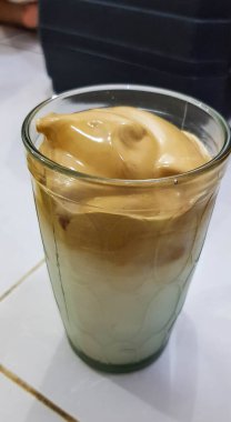 Ev yapımı dalgona kahve, şekerli kahve. Bu içki Covid-19 karantina döneminde çok popülerdir..