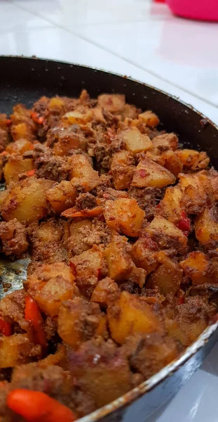 Sambal Stekt Potatis Och Kycklinglever Indonesisk Kryddig Mat Som Vanligtvis — Stockfoto