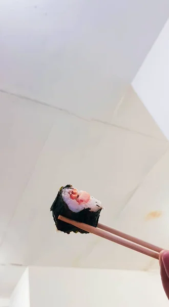 Кусок Суши Палочками Еды Белом Фоне — стоковое фото
