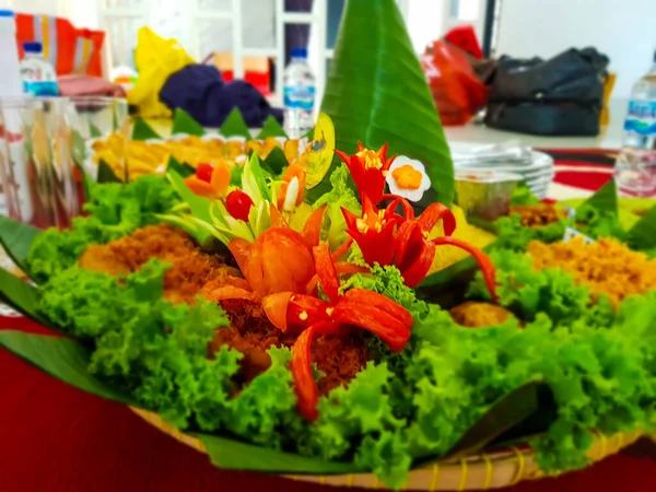 Nasi Tumpeng Arroz Amarelo Que Moldado Cone Equipado Com Acompanhamentos — Fotografia de Stock