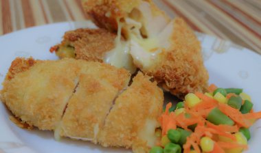 Bu ev yemeği, Tavuk Cordon bleu ya da şnitzel cordon bleu peynirle sarılmış, sonra da kurutulmuş ve kızartılmış tavuk etidir. Salata ile servis edilir..