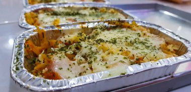 Ev yapımı schotel makarna ya da schaal makarnası. Makarna, peynir, süt, tereyağı, et, sosis, ton balığı, yumurta, soğan, mantar ve bazen patatesten yapılmış Endonezya usulü makarna güveci..