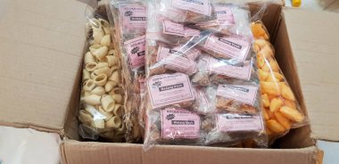 Wedang uwuh ile kompozisyonu: sekang ahşap, zencefil, karanfil, hindistan cevizi, tarçın, kakule, limon otu, kaya şekeri, defne yaprağı