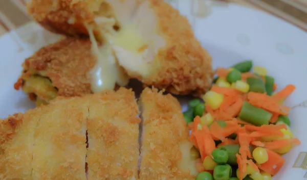 Detta Husmanskost Kyckling Cordon Bleu Eller Schnitzel Cordon Bleu Rätt — Stockfoto