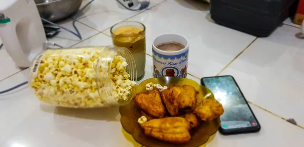 Ett Paket Snacks Medföljer Din Eftermiddag Bestående Iskaffe Stekta Bananer — Stockfoto