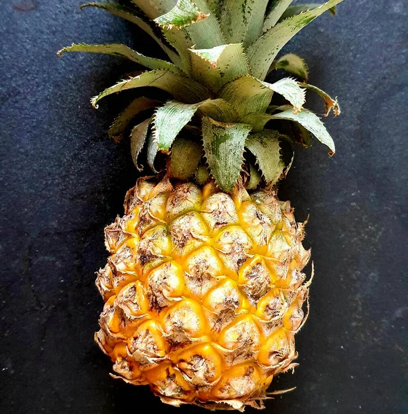 Una Piña Amarilla Madura Que Coloca Sobre Fondo Negro — Foto de Stock