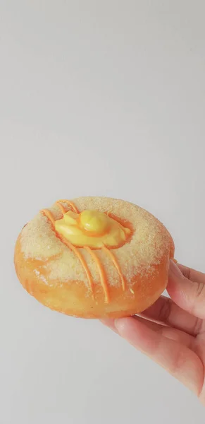 Рука Тримає Пончик Унікальним Смаком Форма Пончик Взагалі Начинкою Апельсинових — стокове фото