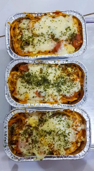 Ev yapımı schotel makarna ya da schaal makarnası. Makarna, peynir, süt, tereyağı, et, sosis, ton balığı, yumurta, soğan, mantar ve bazen patatesten yapılmış Endonezya usulü makarna güveci..