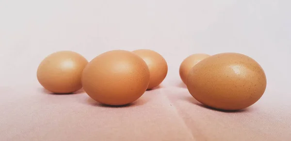 Alguns Ovos São Colocados Pano Rosa Ovos São Saudáveis Ainda — Fotografia de Stock